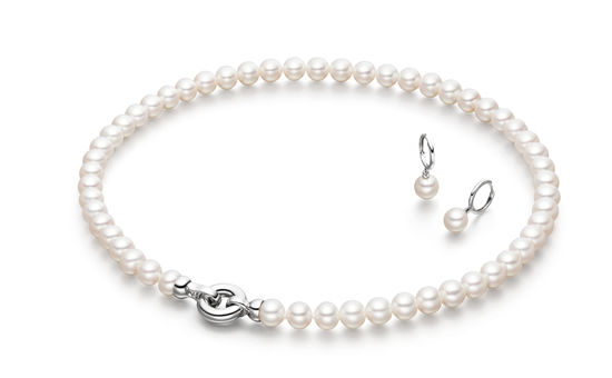 Classic pieces of jewellery with freshwater cultured pearls