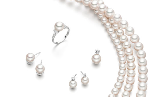 Sparkling composition of pearls and diamonds